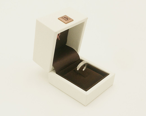 Boîte-cadeau fait sur commande de soutien de luxe exquis blanc pur de Ring Jewelry Box Velvet Lining
