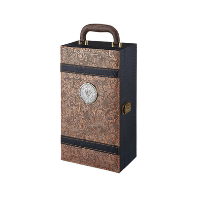 La boîte en cuir à vin de cadeau avec les accessoires et le vin place la bouteille de vin 750ml