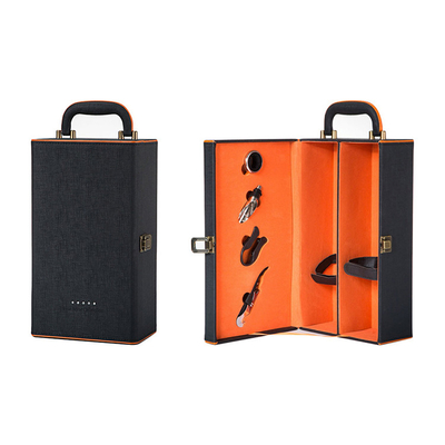 La boîte en cuir à vin de cadeau avec les accessoires et le vin place la bouteille de vin 750ml